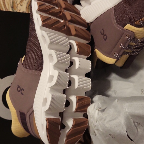 On running cloud Hi Edge Dusk grape Women's US 6 Medium, New Inbox. - Picture 5 of 7